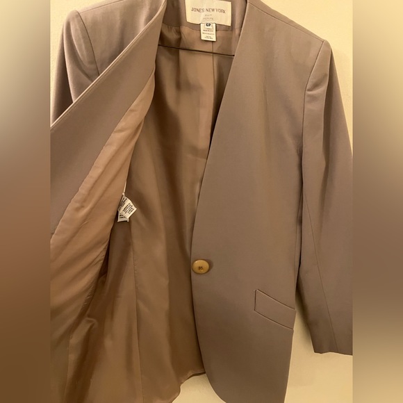 Jones New York 2 Piece Skirt Suit in Tan Beige Size 6P - Picture 11 of 11